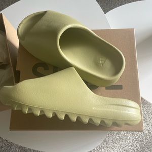 YEEZY SLIDES in RESIN sz 5